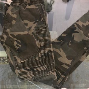 CAMO ZIPPER PANTS